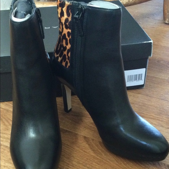 Tahari Serena Black Leather & Leopard Bootie NIB - Picture 3 of 8